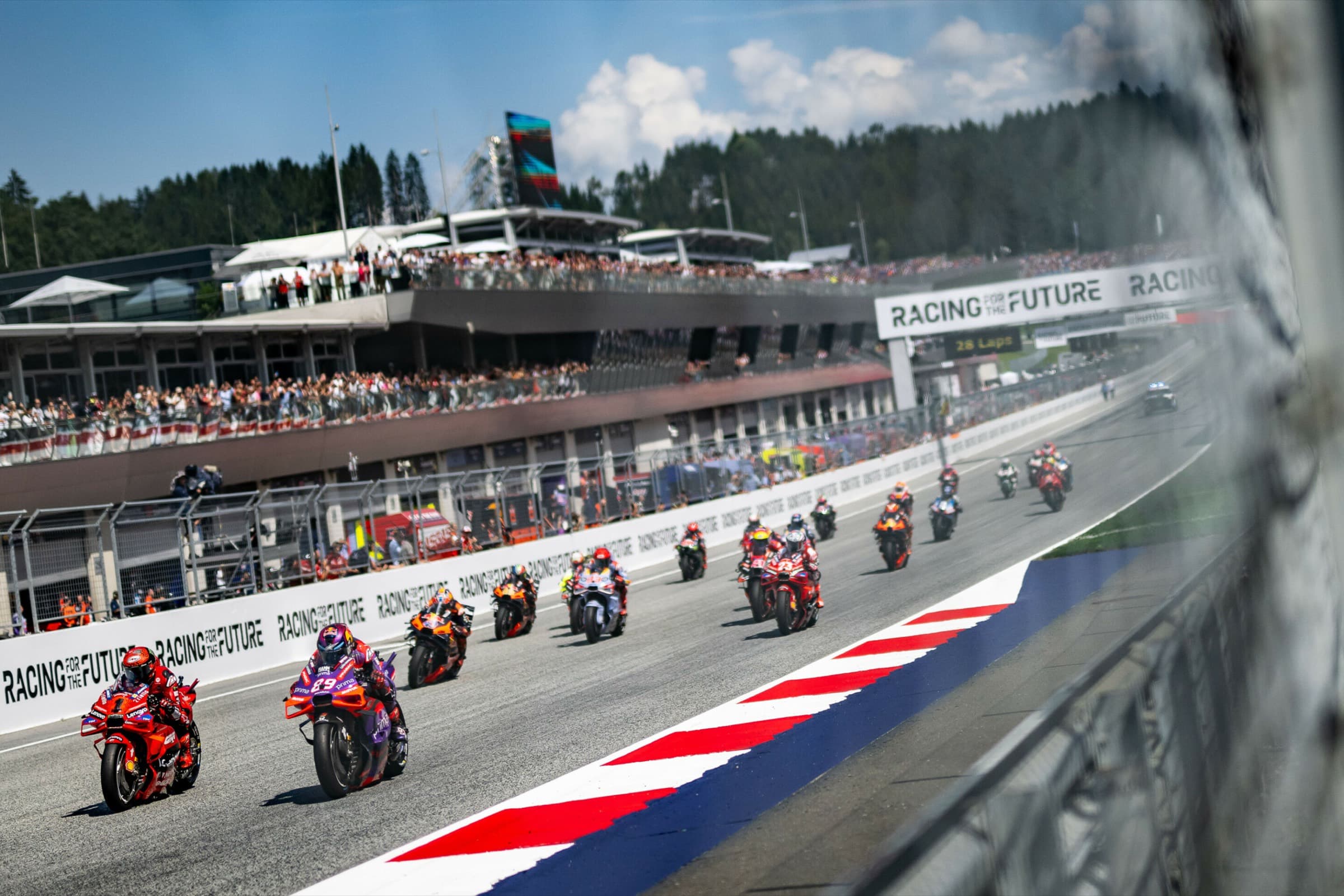 MotoGP-Start am Red Bull Ring, durch den Zaun fotografiert
