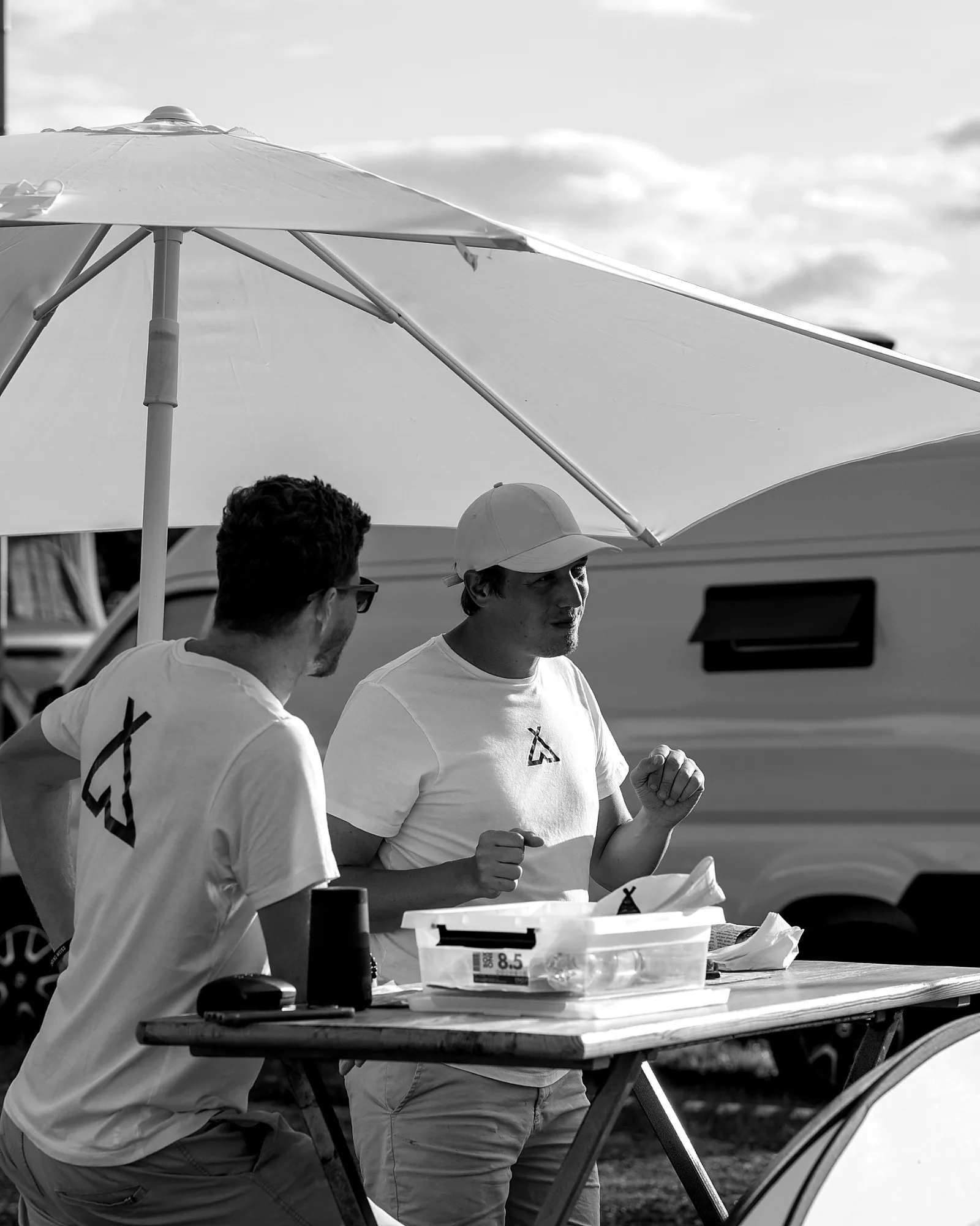 Regeln funktionieren besser, wenn zuerst jemand da ist, der hilft. Teamarbeit im laufenden Campingbetrieb.