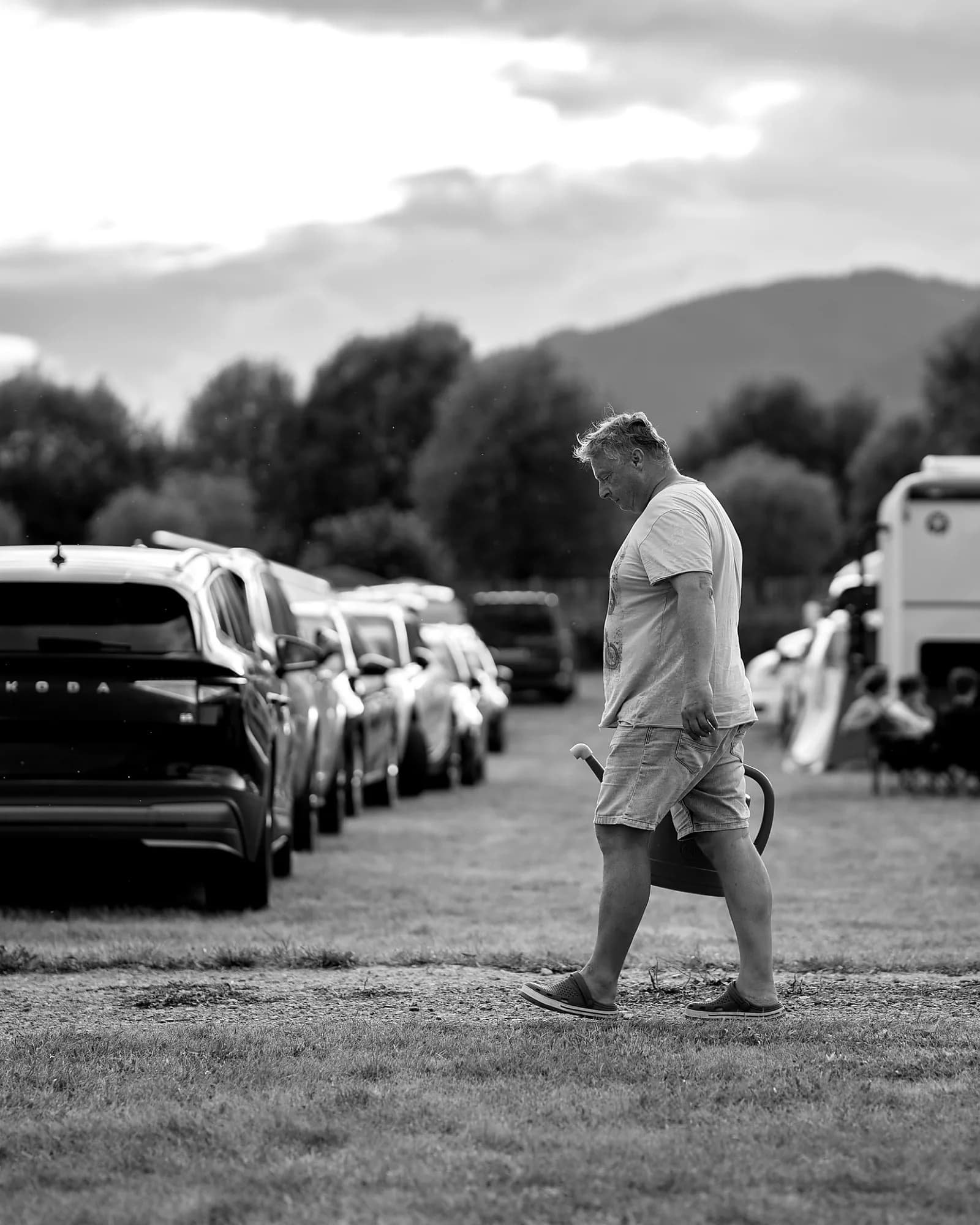 Zwischen Großevent und Alltag: Auf einer Campingwiese sind Betrieb, Pflege und Rückbau Teil derselben Geschichte.