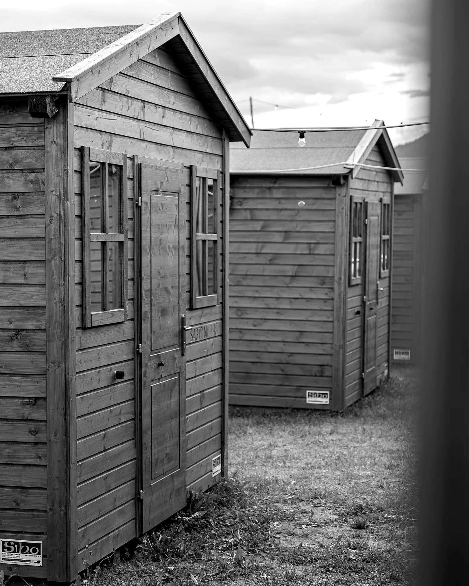 Zwischen Zelt und Hotel entsteht eine neue Komfortstufe: kompakte temporäre Unterkünfte für Gäste, die Campingnähe ohne eigenes Equipment suchen.