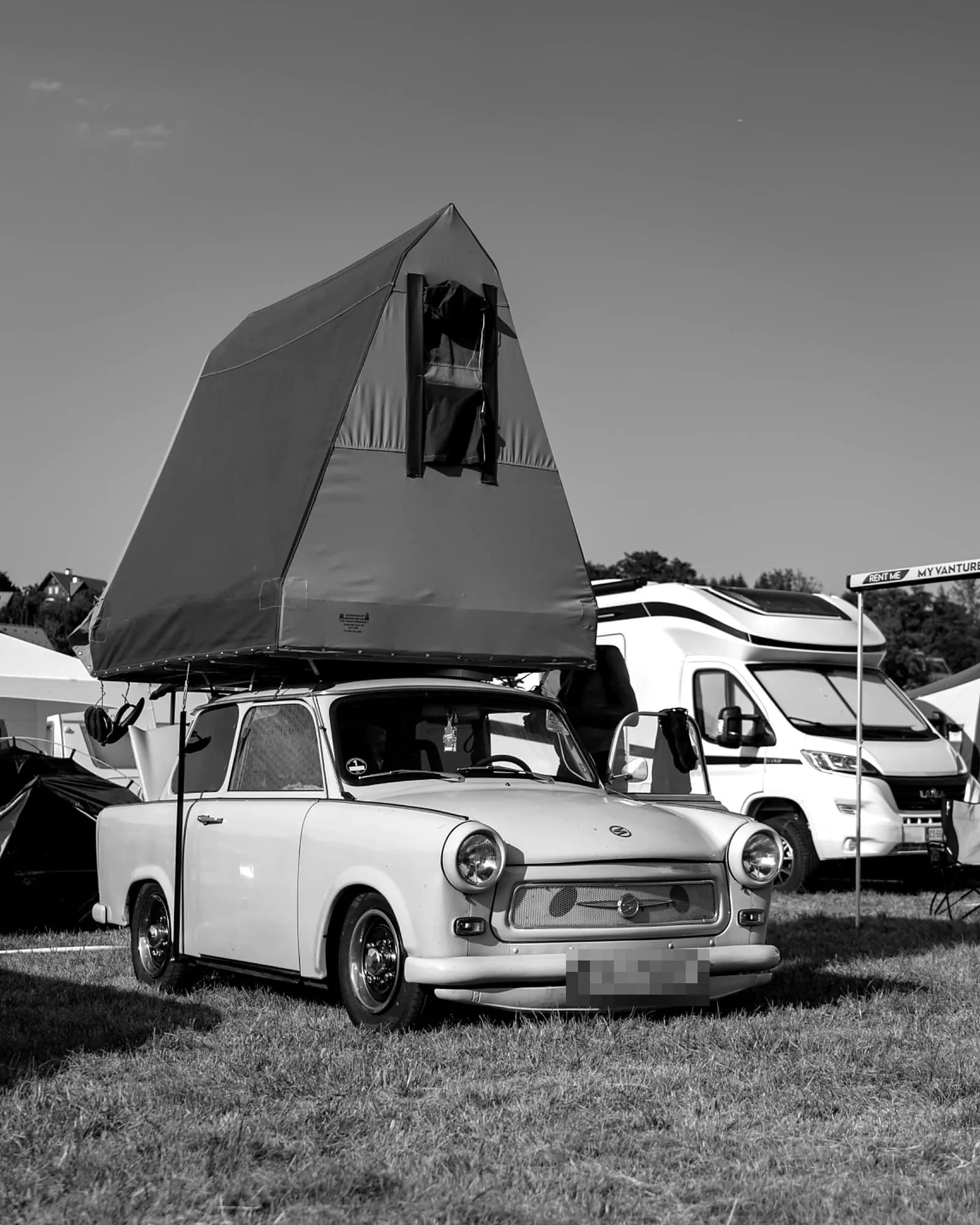Trabant mit Dachzelt am Schitterhof, 2025. Im Eventcamping zählt die Idee oft mehr als der Fahrzeugpreis.